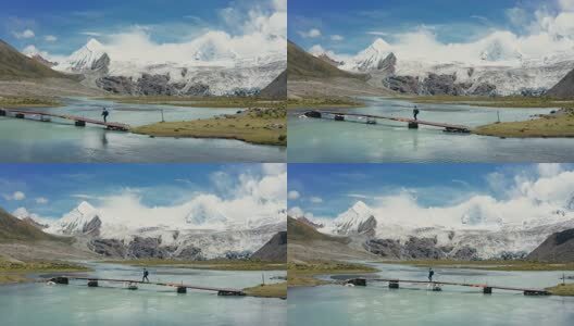 背包客走在萨普神山下的木桥上高清在线视频素材下载