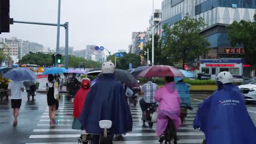 雨中出行通勤的行人车辆
