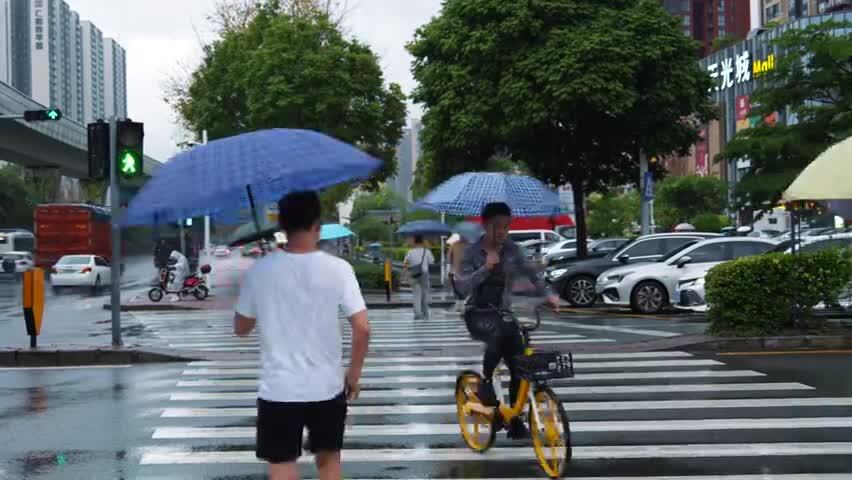 雨中出行通勤的行人车辆