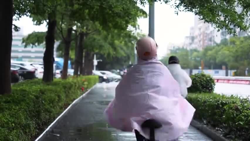 下雨天骑电动车的人
