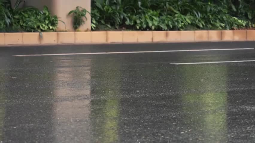 雨中的公路路面积水水花