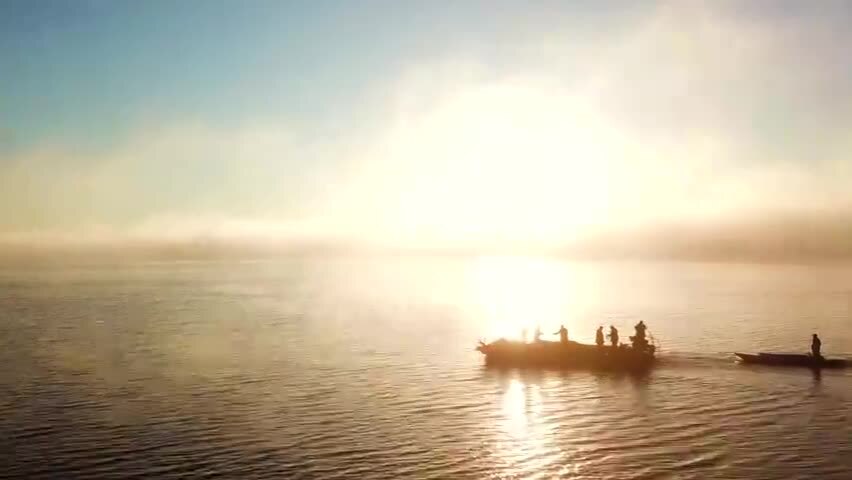 五大连池渔民清晨日出出海捕鱼