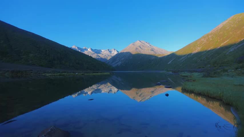四川松潘羊拱海倒影