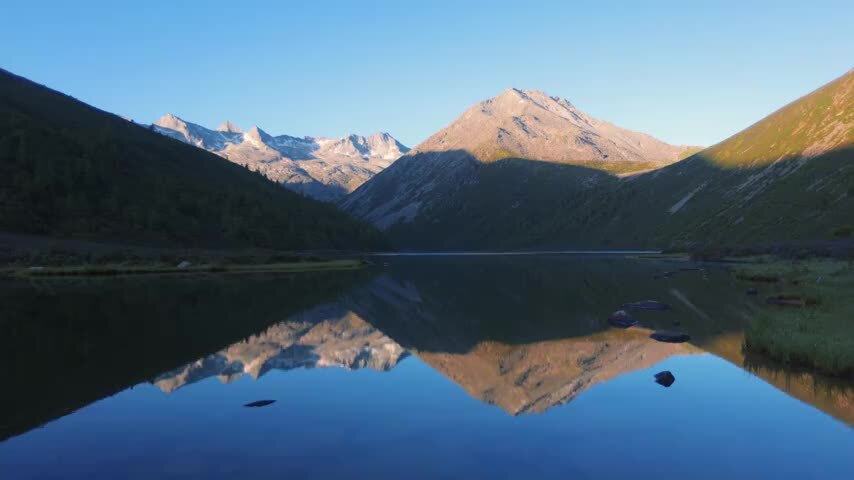 四川松潘羊拱海倒影