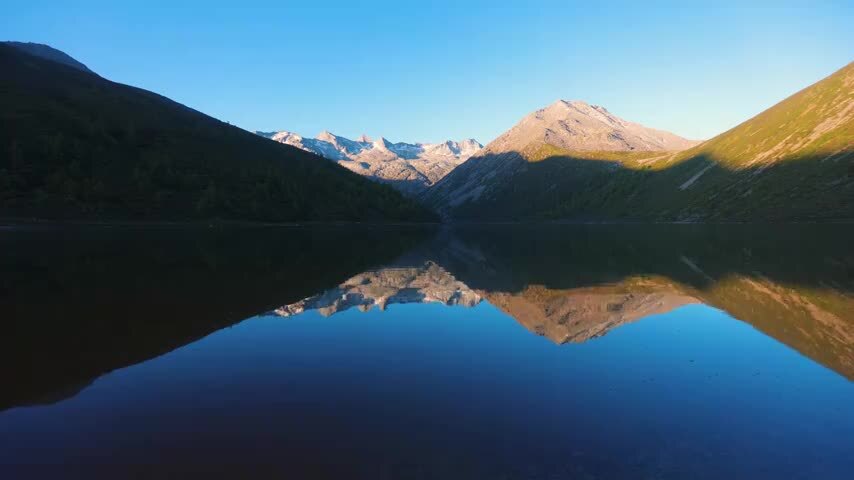 四川松潘羊拱海倒影