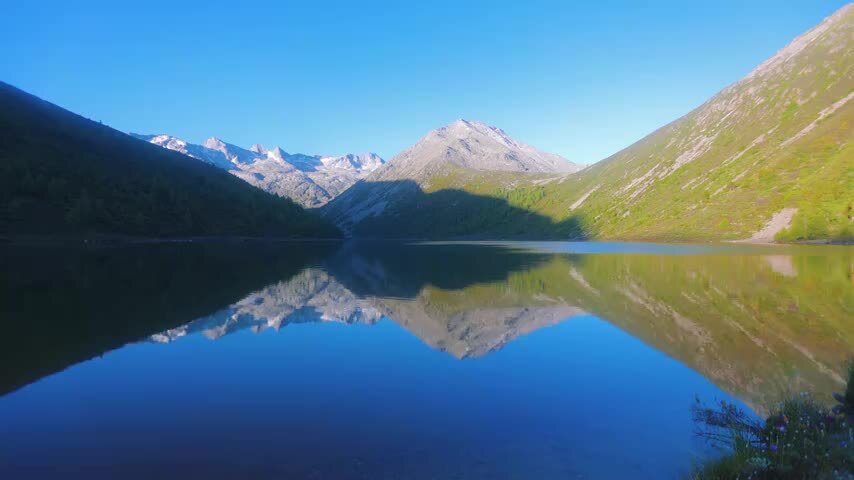 四川松潘羊拱海倒影