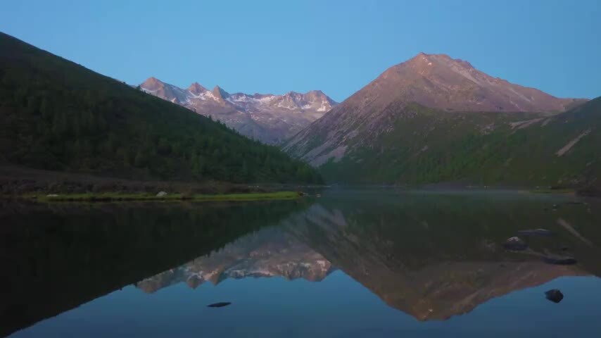 四川松潘羊拱海倒影