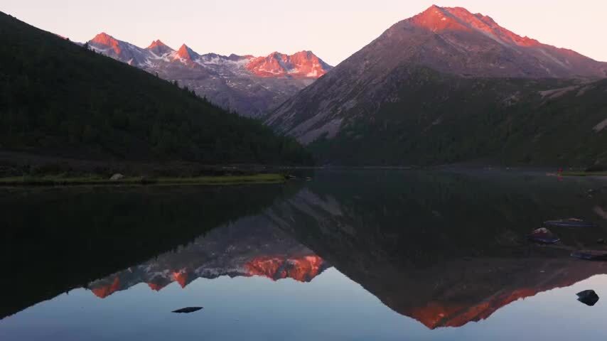 四川松潘羊拱海倒影