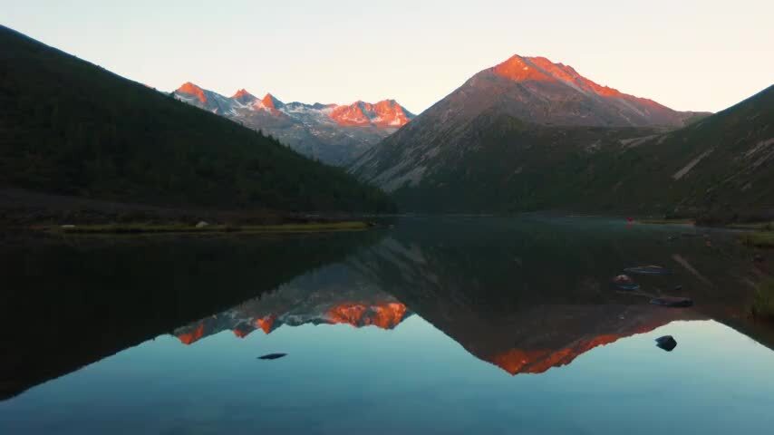 四川松潘羊拱海倒影