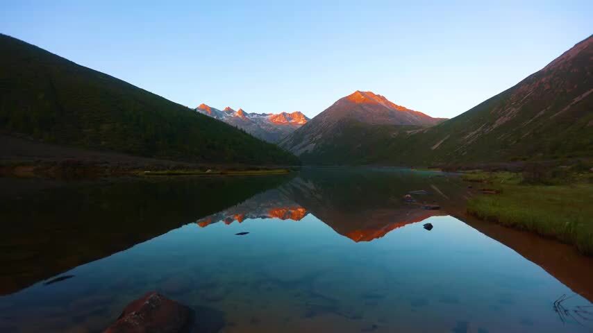 四川松潘羊拱海倒影