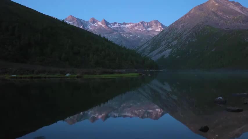 四川松潘羊拱海倒影