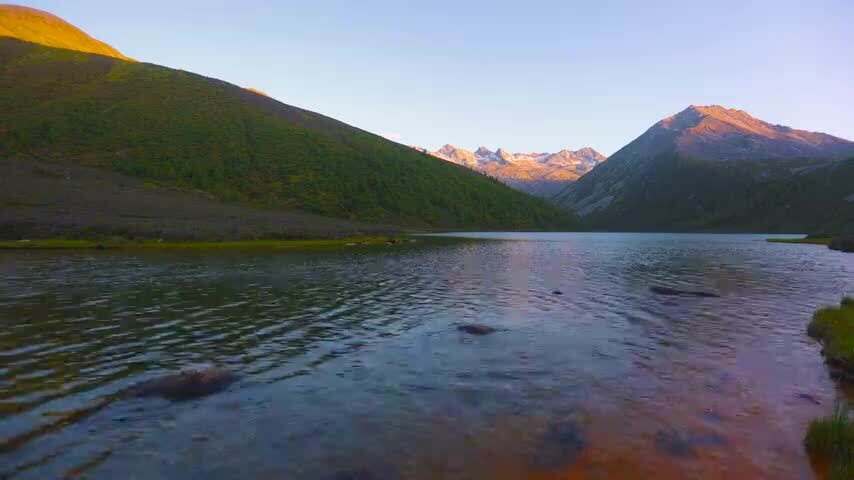 四川松潘羊拱海日照金山