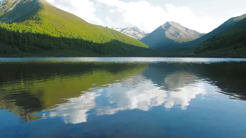 四川松潘羊拱海倒影