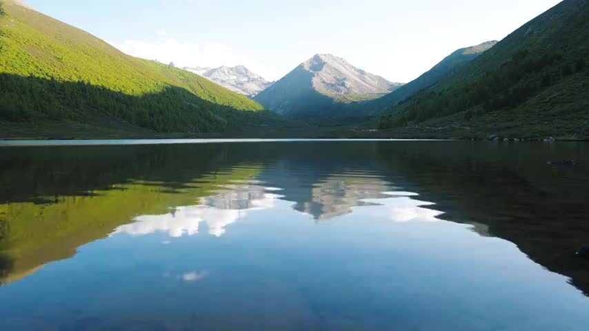 四川松潘羊拱海倒影