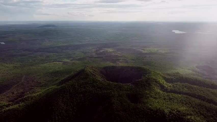 火山口雨中航拍五大连池火山口航拍