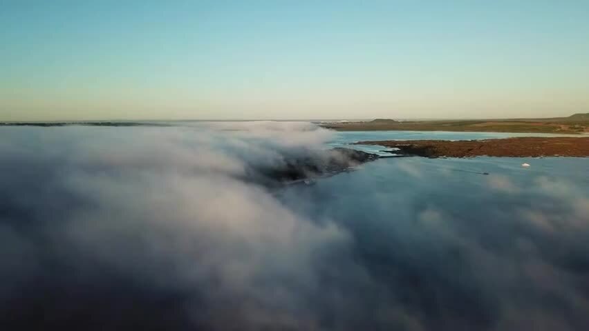 湖泊清晨云雾航拍