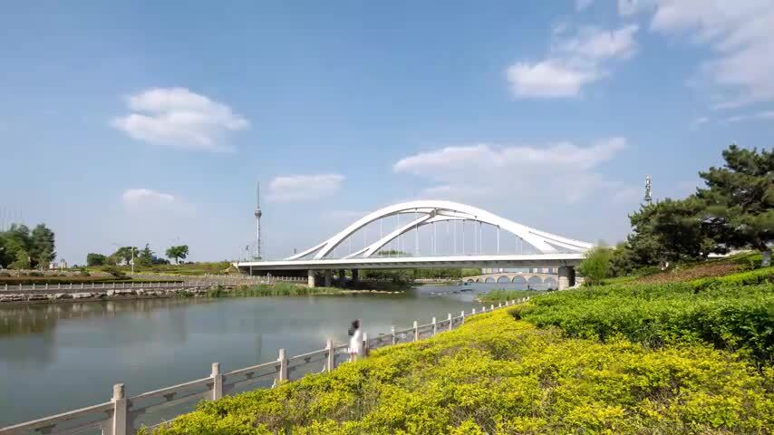 临沂滨河大道蓝天白云