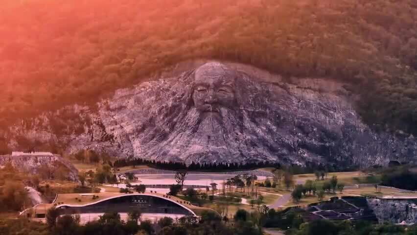 湖北襄阳夕阳下的伏羲雕像