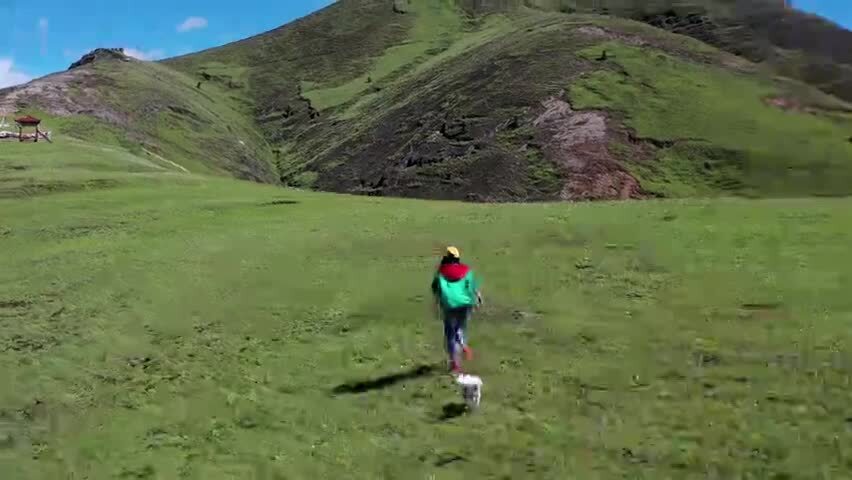 新都桥草原上玩耍的游客