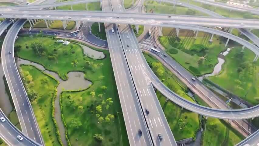 城市交通车水马龙立交桥高架路车流