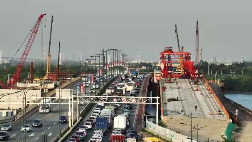 城市交通车水马龙立交桥高架路车流