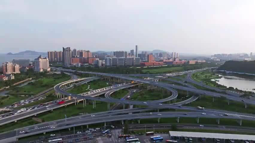 城市交通车水马龙立交桥高架路车流