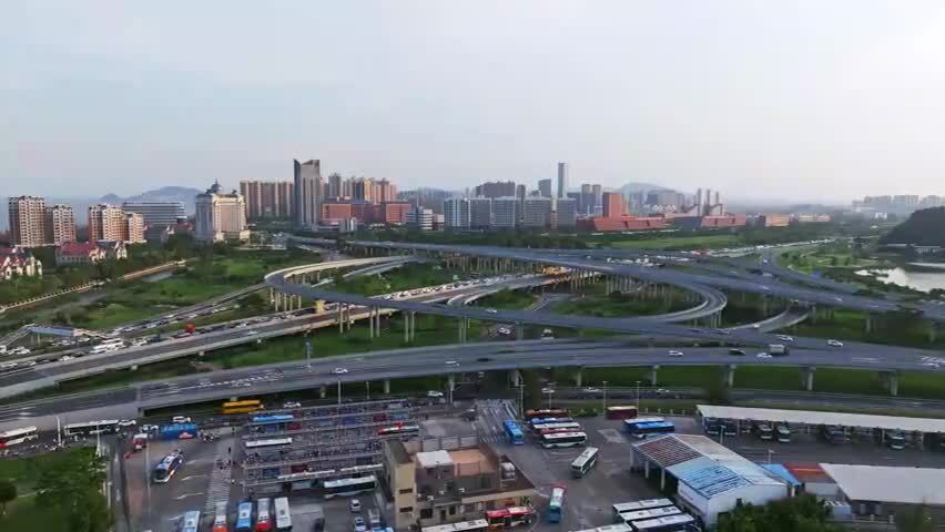 城市交通车水马龙立交桥高架路车流