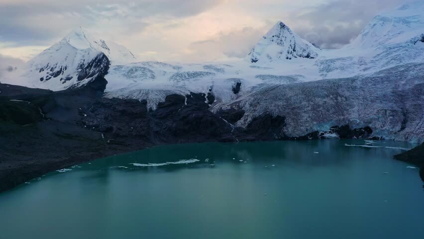 航拍西藏那曲萨普冰川