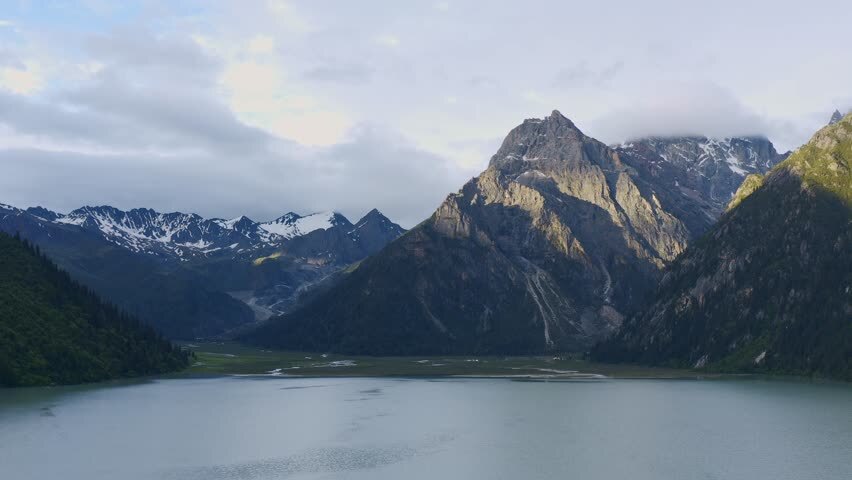 航拍四川甘孜新路海的湖光山色