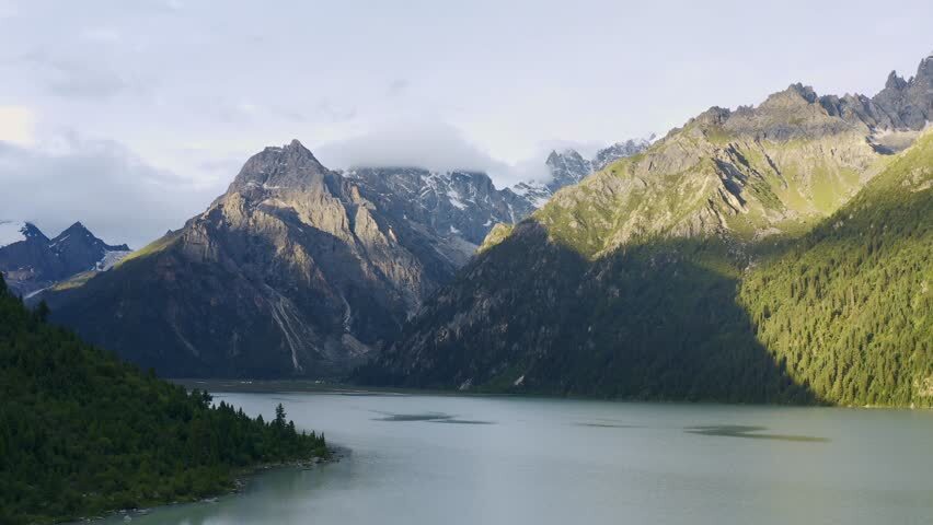 航拍四川甘孜新路海的湖光山色