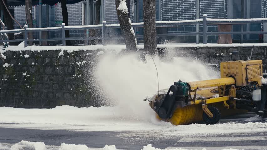铲雪车清除积雪慢镜头