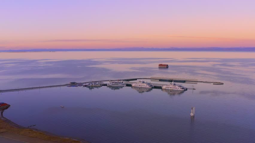 冬季梦幻青海湖日落