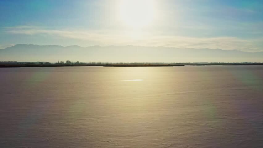 航拍阳光下结冰的湖面