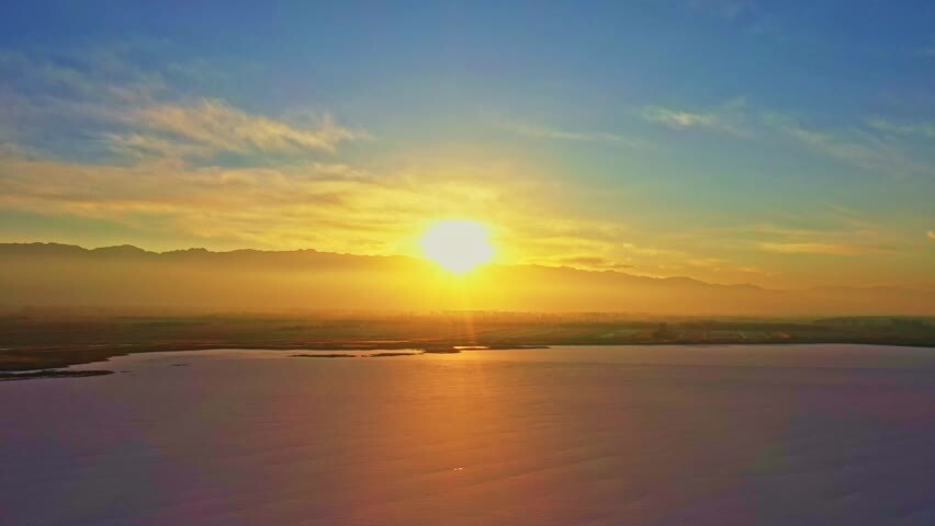 航拍阳光下结冰的湖面