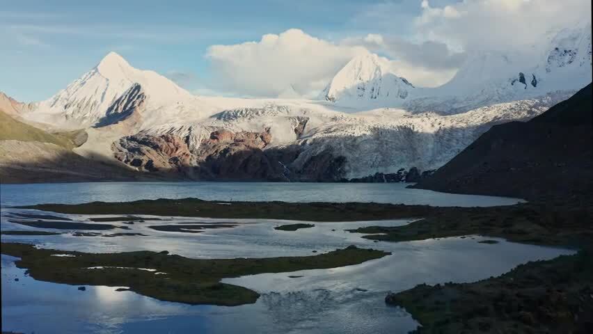 航拍萨普神山风景