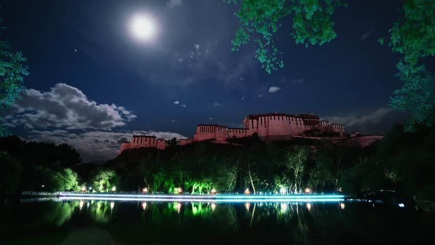 西藏布达拉宫夜景月光延时