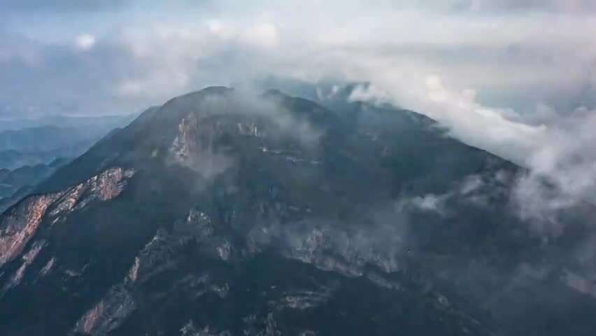 4K长江三峡之巅高大山峰耸立云雾缭绕延时