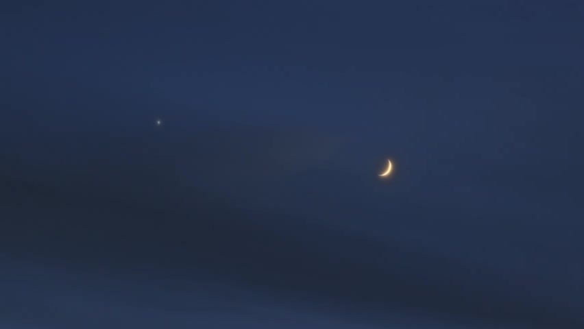 傍晚蓝色天空金星伴月新月月落延时