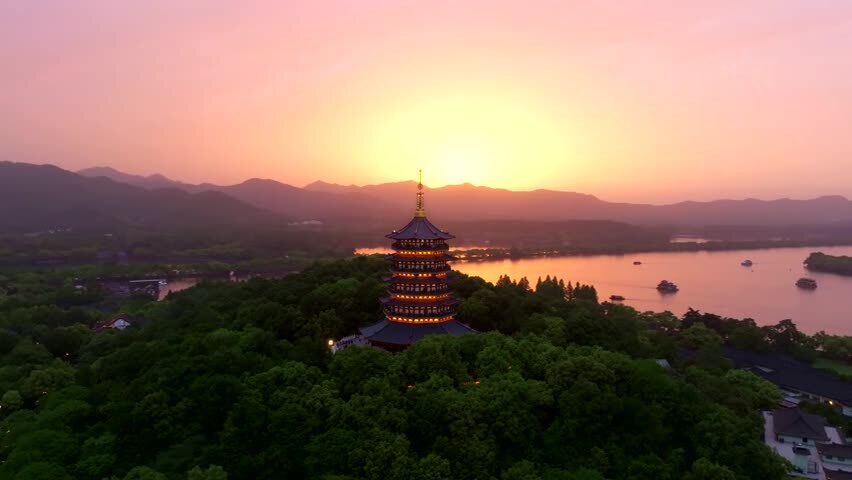 夕阳下的雷峰塔