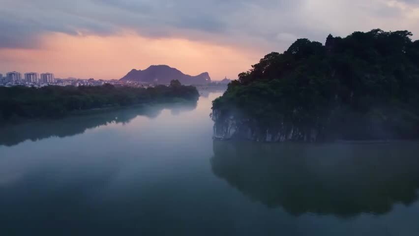 桂林象鼻山的晨雾与日出