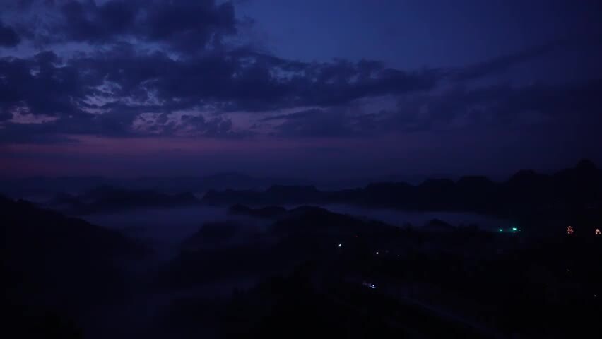 大山里日出前的梦幻霞光