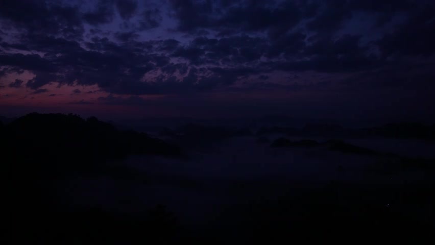 大山里日出前的梦幻霞光