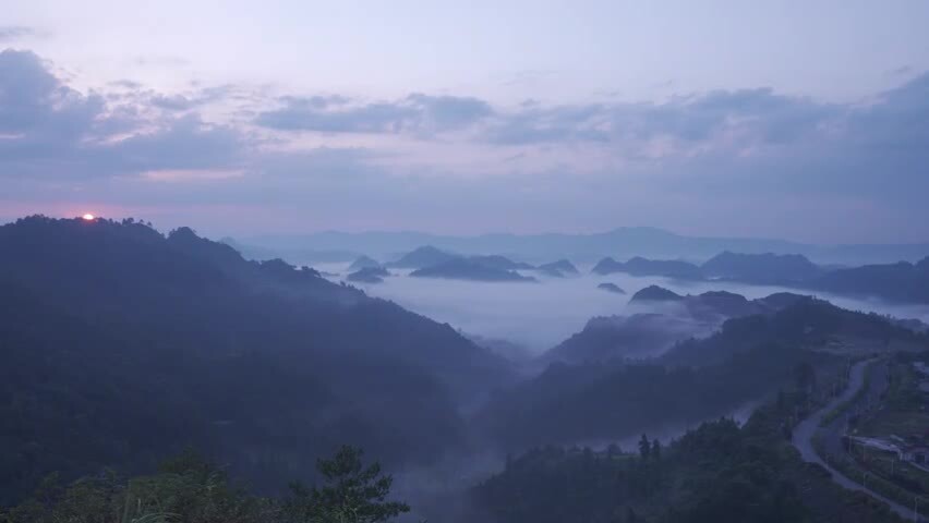 大山里日出前的梦幻霞光