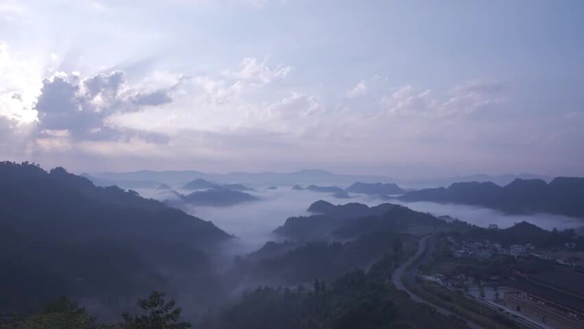 大山里日出前的梦幻霞光