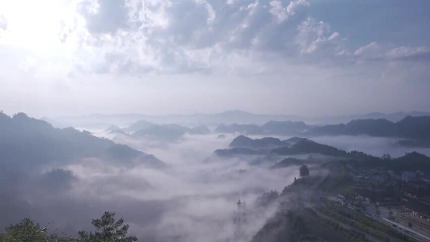 大山里日出前的梦幻霞光