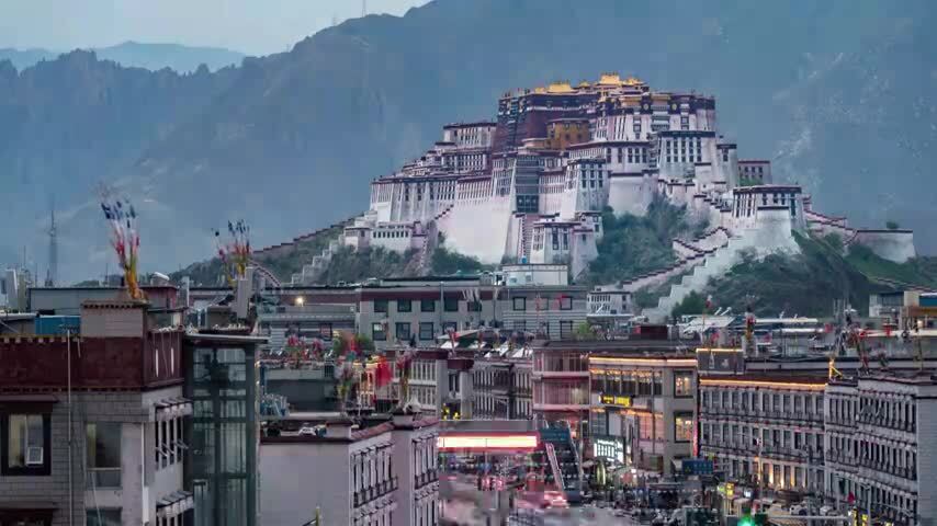 布达拉宫开灯的一瞬间