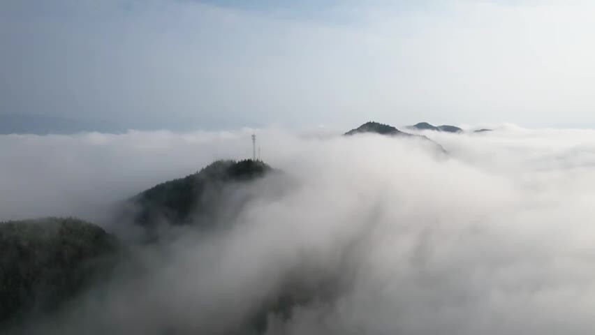 4K穿越山峰云海眺望信号塔航拍视频