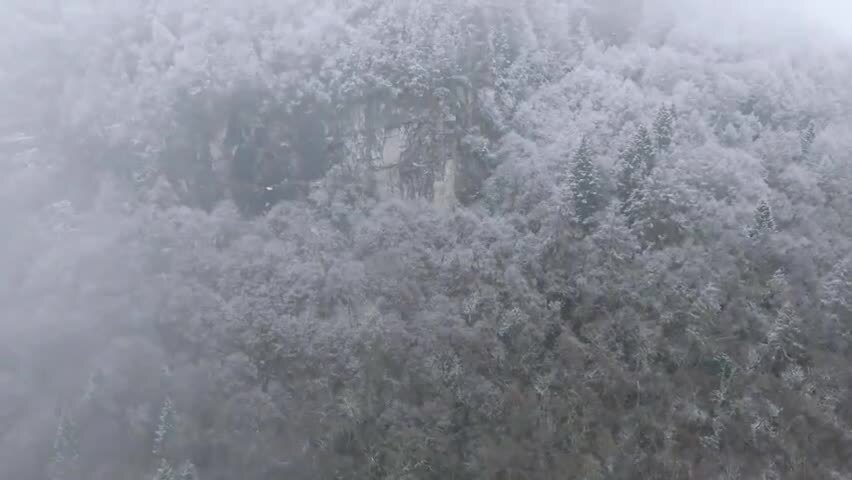 航拍山崖雪景