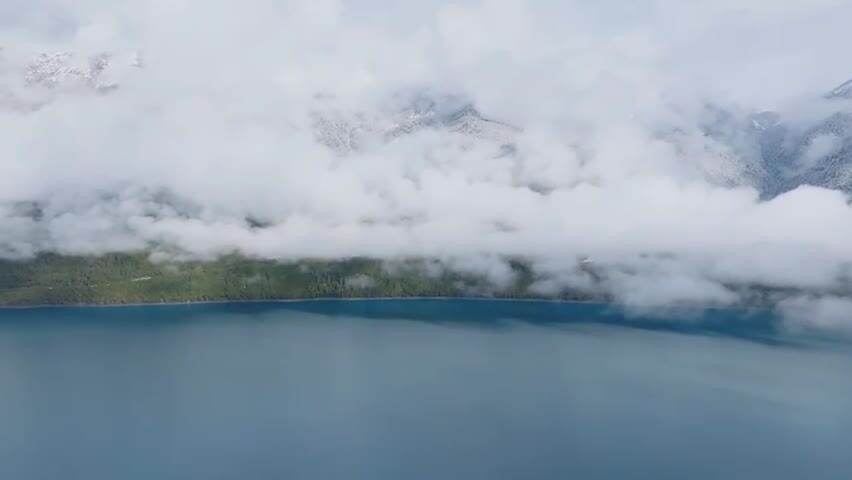 航拍雪后的西藏林芝巴松措云雾缭绕