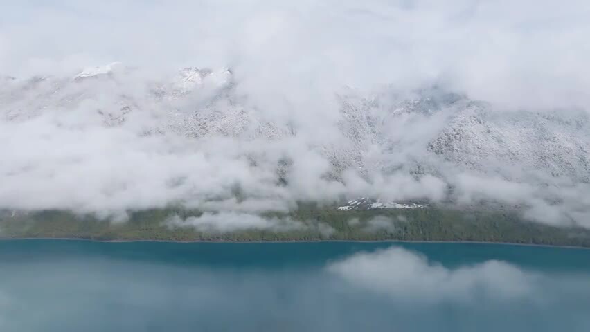 航拍雪后的西藏林芝巴松措云雾缭绕